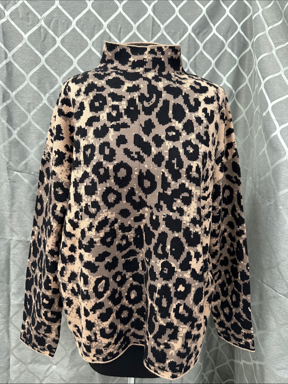Nicole Miller Leopard Print Turtleneck sweater Black & Beige